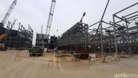 Proyek smelter Freeport menempati lahan seluas 100 hektar (ha). Jika dilihat dari kejauhan, maka akan tampak puluhan crane menjulang tinggi. Sejumlah konstruksi bangunan juga tampak dari kejauhan.