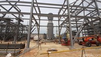 Jika dilihat dari dekat, memang belum tampak konstruksi bangunan yang telah rampung. Namun, tampak proyek ini terus berjalan. Hal itu terlihat dari banyaknya alat-alat berat di sekitar proyek. Tak cuma itu, tampak banyak pekerja di lokasi proyek tersebut.