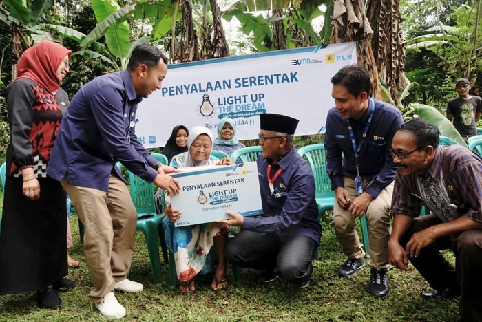 Penerima Listrik Gratis dari Donasi Pegawai PLN