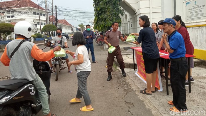 Pengurus Vihara Dewi Welas Asih Cirebon bagi-bagi menu takjil saat bulan Ramadan