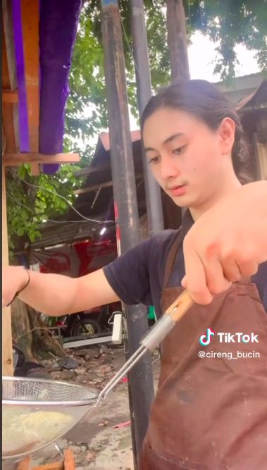 Penjual cireng ganteng