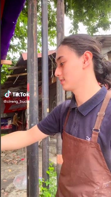 Penjual cireng ganteng