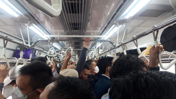 Penuhnya KRL di Jam Pulang Kerja (Magdalena-detikcom)