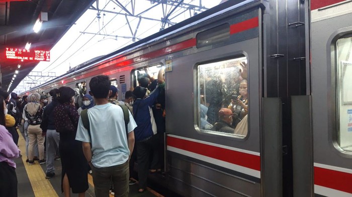 Penuhnya KRL di Jam Pulang Kerja (Magdalena-detikcom)