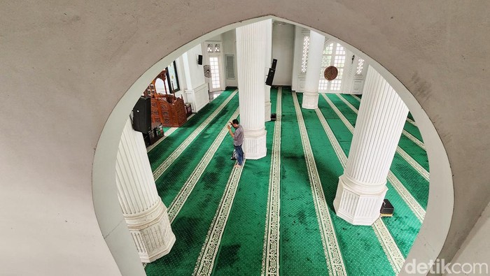 Warga melakukan amalan ibadah puasa dengan melaksanakan salat wajib dan memperbanyak salat sunah di Masjid Ramlie Musofa, Sunter, Jakarta Utara. Bulan puasa sebagai bulan penuh ampunan mendorong umat Muslim memperbanyak amalan ibadah untuk mempererat hubungan langsung kepada Allah (hablu minallah) maupun menjaga hubungan baik kepada manusia (hablu minannas).