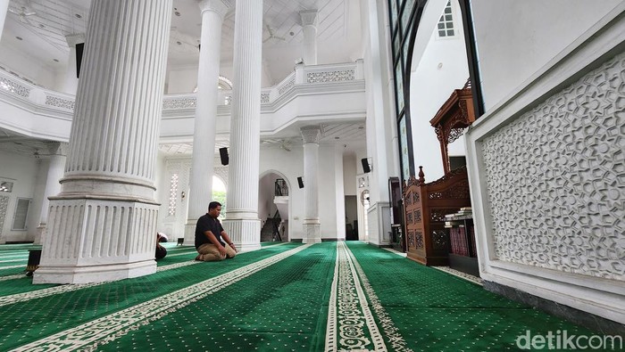 Warga melakukan amalan ibadah puasa dengan melaksanakan salat wajib dan memperbanyak salat sunah di Masjid Ramlie Musofa, Sunter, Jakarta Utara. Bulan puasa sebagai bulan penuh ampunan mendorong umat Muslim memperbanyak amalan ibadah untuk mempererat hubungan langsung kepada Allah (hablu minallah) maupun menjaga hubungan baik kepada manusia (hablu minannas).