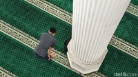 Warga melaksanakan salat wajib dan memperbanyak salat sunah di Masjid Ramlie Musofa. 