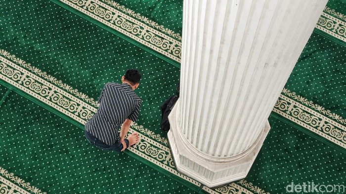 Warga melakukan amalan ibadah puasa dengan melaksanakan salat wajib dan memperbanyak salat sunah di Masjid Ramlie Musofa, Sunter, Jakarta Utara. Bulan puasa sebagai bulan penuh ampunan mendorong umat Muslim memperbanyak amalan ibadah untuk mempererat hubungan langsung kepada Allah (hablu minallah) maupun menjaga hubungan baik kepada manusia (hablu minannas).