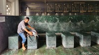 Salah satu fasilitas penunjang lainnya yakni adanya tempat wudhu duduk yang bertujuan untuk memfasilitasi kaum difabel ataupun kaum rentan. Tak hanya itu, di atas tempat wudhu juga tersedia tata cara wudhu yang dimaksudkan sebagai informasi kepada kaum mualaf atau yang baru ingin mengenal Islam. (Ari Saputra/detikcom)