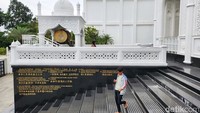 Seorang warga berjalan keluar usai menunaikan ibadah salat di masjid yang terletak di Jakarta Utara tersebut.