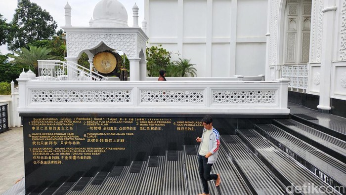 Warga melakukan amalan ibadah puasa dengan melaksanakan salat wajib dan memperbanyak salat sunah di Masjid Ramlie Musofa, Sunter, Jakarta Utara. Bulan puasa sebagai bulan penuh ampunan mendorong umat Muslim memperbanyak amalan ibadah untuk mempererat hubungan langsung kepada Allah (hablu minallah) maupun menjaga hubungan baik kepada manusia (hablu minannas).