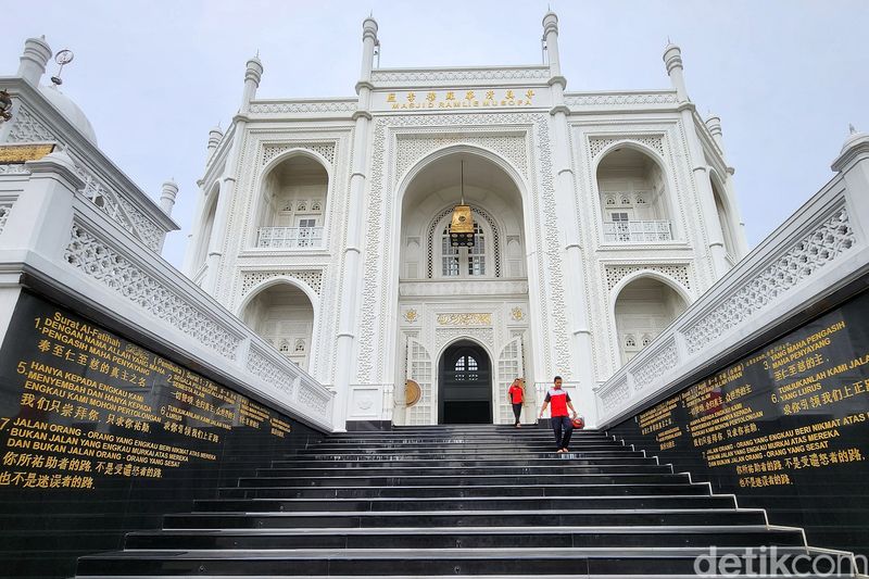 Warga melakukan amalan ibadah puasa dengan melaksanakan salat wajib dan memperbanyak salat sunah di Masjid Ramlie Musofa, Sunter, Jakarta Utara. Bulan puasa sebagai bulan penuh ampunan mendorong umat Muslim memperbanyak amalan ibadah untuk mempererat hubungan langsung kepada Allah (hablu minallah) maupun menjaga hubungan baik kepada manusia (hablu minannas).