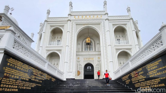 Warga melakukan amalan ibadah puasa dengan melaksanakan salat wajib dan memperbanyak salat sunah di Masjid Ramlie Musofa, Sunter, Jakarta Utara. Bulan puasa sebagai bulan penuh ampunan mendorong umat Muslim memperbanyak amalan ibadah untuk mempererat hubungan langsung kepada Allah (hablu minallah) maupun menjaga hubungan baik kepada manusia (hablu minannas).