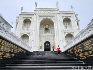 Berkunjung ke Taj Mahal-nya Jakarta, Masjid Ramlie Musofa, Wujud Cinta Sang Pendiri
