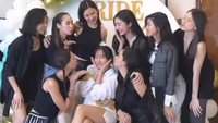 Tampak ada Yuki Kato hingga Febby Rastanty di sana. Mereka seolah ikut berbahagia dengan hari pernikahan Jessica Mila yang semakin dekat.
