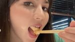 Pesona Jessica Mila Saat Belajar Baking dan Ngemil Croissant