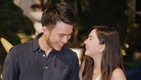 Foto ini menangkap keromantisan Jessica Mila saat hari ulang tahun sang kekasih. Tampak ada kue bertuliskan ayat Alkitab yang diberikan.