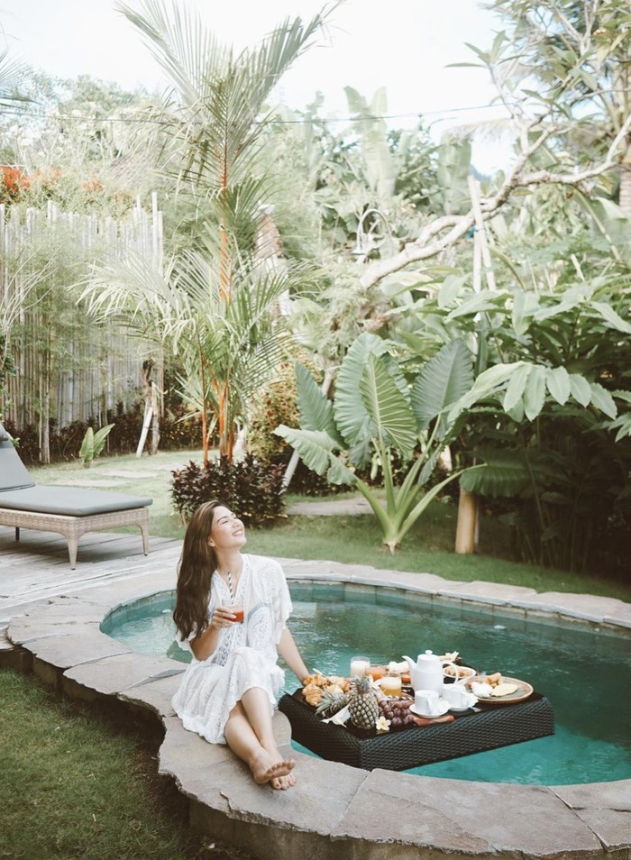 Pesona Jessica Mila Saat Belajar Baking dan Ngemil Croissant Pesona Jessica Mila Saat Belajar Baking dan Ngemil Croissant