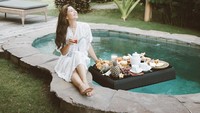 A good day starts with a good breakfast, tulis pemain sinetron Ganteng-ganteng Serigala ini. Wah, Jessica Mila sedang menikmati floating breakfast nih.