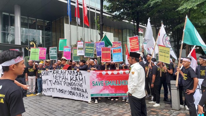 Petani sawit menggelar aksi demo