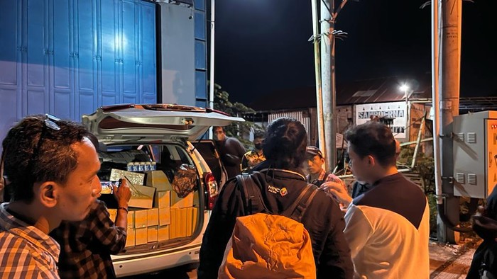 Petugas Bea Cukai Kudus mengejar mobil yang bermuatan rokok ilegal. Mobil dari Jepara itu berhasil dihentikan di Demak, Selasa (28/3/2023).