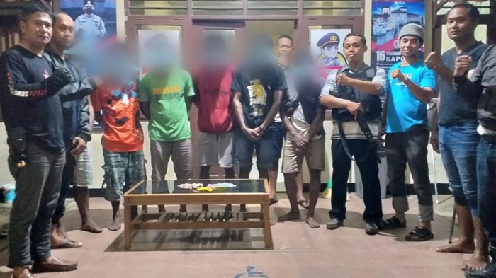 Polisi menangkap 6 pria pelaku judi kartu saat Ramadan di Paser, Kaltim.