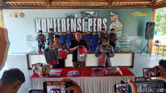 Polisi menunjukkan barang bukti kasus peredaran bahan peledak di Banyumas, Rabu (29/3/2023).
