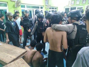 Polisi Ringkus 13 Pemuda Pembuat Onar di Cirebon