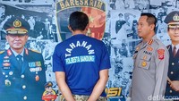 Kapolresta Bandung Kombes Kusworo Wibowo mengatakan pelaku pembacokan eks Ketua KY itu bernama Aditya. Pria tersebut sudah ditetapkan sebagai tersangka dan dihadirkan di Mapolresta Bandung, Rabu (29/3/2023). (Foto: Yuga Hassani/detikJabar)  