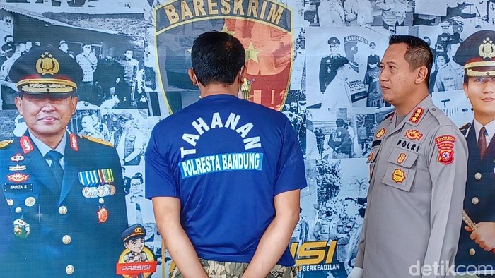 Polisi Tangkap Pembacok Mantan Ketua KY Jaja Ahmad Jayus Polisi menangkap tersangka pembacok mantan ketua Komisi Yudisial (YK), Jaja Ahmad Jayus. Pelaku bernama Aditya (35) ini telah ditetapkan tersangka, Rabu (29/3/2023).