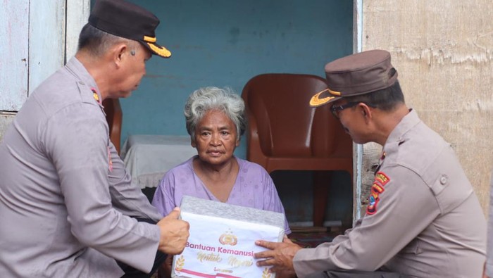 Polres Bolaang Mongondow Selatan membagikan sembako kepada warga kurang mampu.