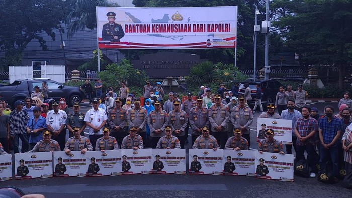 Polri menyalurkan 2.000 paket bansos di slum area Jakarta Selatan.