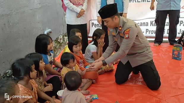 Polsek Setiabudi menyalurkan bansos Kapolri ke korban kebakaran di Pasar Manggis.