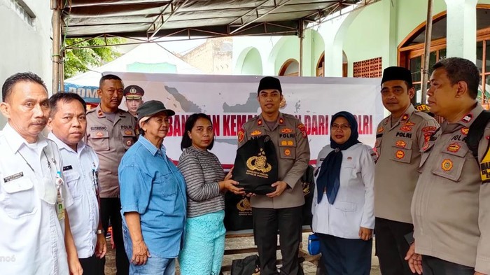 Polsek Setiabudi menyalurkan bansos Kapolri ke korban kebakaran di Pasar Manggis.