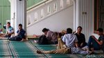Aksi Tidur Berjemaah di Masjid Saat Ramadan