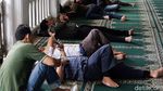 Aksi Tidur Berjemaah di Masjid Saat Ramadan