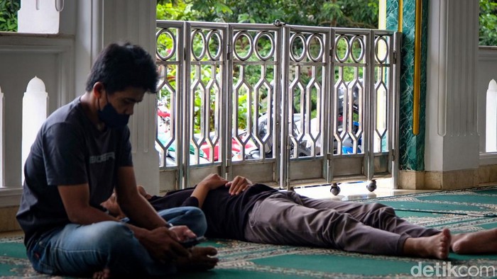 Jemaah mengisi waktu puasa dengan tidur siang di Masjid Baitunnur, Jakarta, Rabu (29/3). Mereka tidur di masjid untuk mengisi tenaga di tengah puasa Ramadan.