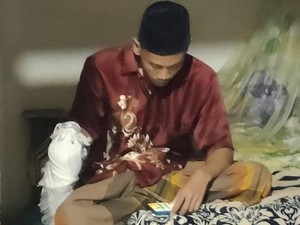 Potret Muksin Usai Bunuh Ibunya di Masjid Sumsel: Pegang Pedang-Main HP