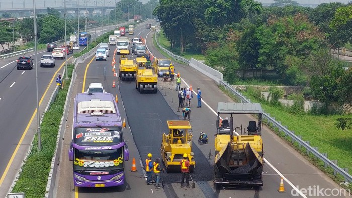 Potret perbaikan jalan di Tol Purbaleunyi KM 147 Bandung
