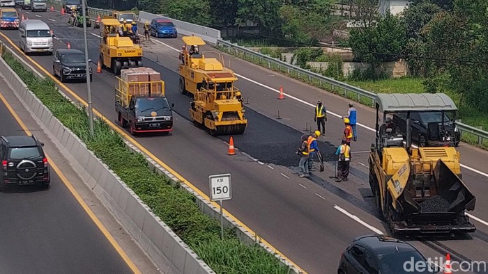 Potret perbaikan jalan di Tol Purbaleunyi KM 147 Bandung Potret perbaikan jalan di Tol Purbaleunyi KM 147 Bandung