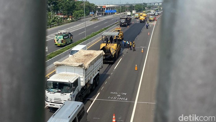 Potret perbaikan jalan di Tol Purbaleunyi KM 147 Bandung Potret perbaikan jalan di Tol Purbaleunyi KM 147 Bandung