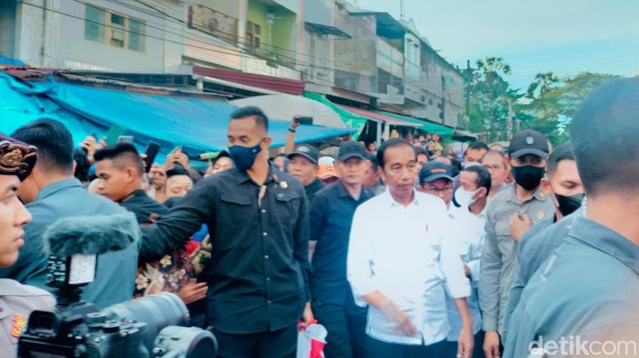 Presiden Jokowi blusukan di Pasar Terong Makassar, Sulsel.