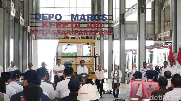 Presiden Jokowi meresmikan Kereta Api Makassar Pare-pare di Maros, Sulsel.