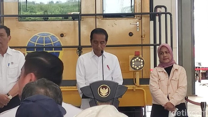 Presiden Jokowi meresmikan Kereta Api Trans Sulawesi rute Makassar-Parepare di Maros, Sulsel.