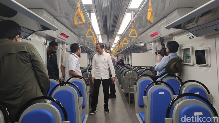 Presiden Jokowi naik Kereta Api Sulsel rute Stasiun Maros menuju Stasiun Rammang-rammang.