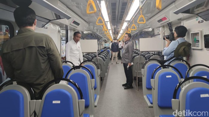 Presiden Jokowi naik Kereta Api Sulsel rute Stasiun Maros menuju Stasiun Rammang-rammang.