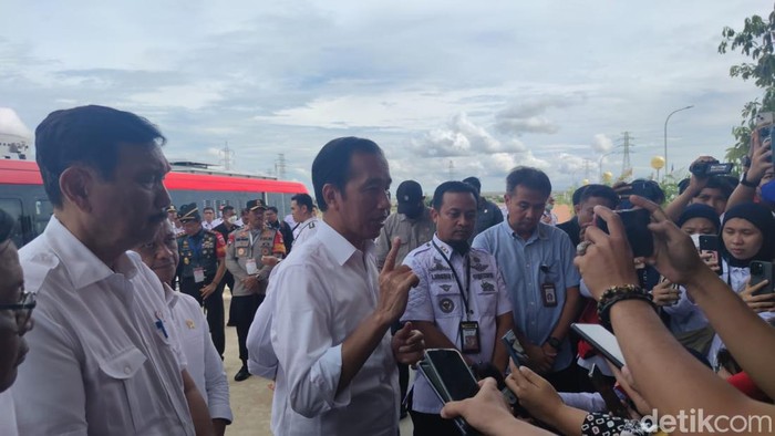 Presiden Jokowi saat diwawancara usai meninjai Kereta Api Sulsel di Stasiun Rammang-rammnag, Maros.