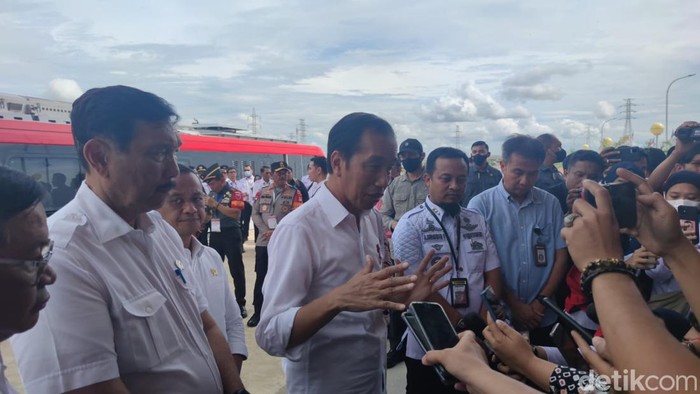 Presiden Jokowi saat diwawancara usai meninjau Kereta Api Sulsel di Stasiun Rammang-rammnag, Maros.
