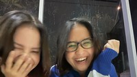 Keduanya terlihat tertawa lepas, ngomongin apa kira-kira mereka berdua? Foto: instagram