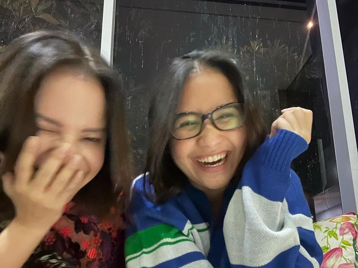 Prilly Latuconsina dengan Rossa saat sahur bareng.
